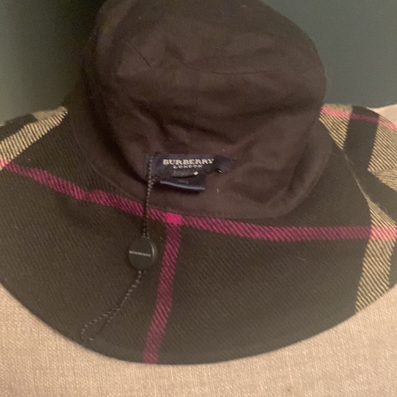 Authentic Burberry fall/winter hat - Picture 7 of 9